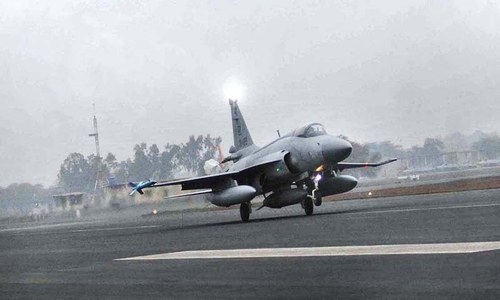 اٹک کے نزدیک پاک فضائیہ کا تربیتی طیارہ گر کر تباہ، پائلٹس محفوظ