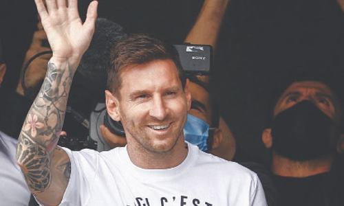 Messi gets hero&rsquo;s welcome in France after agreeing to join PSG