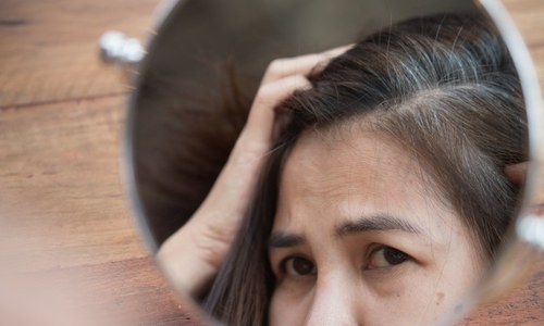 کیا بالوں کی قبل از وقت سفیدی کو ریورس کرنا ممکن ہے؟