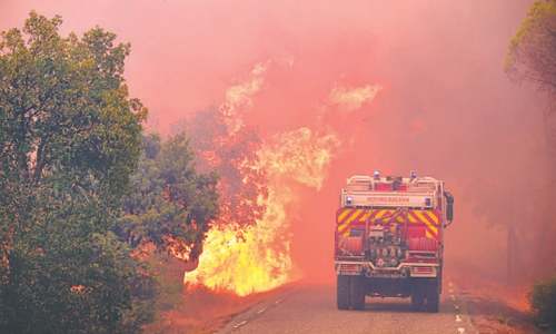 Wildfire near French resort kills 2, forces tourists to flee