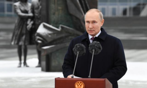 Putin gives cash to police, soldiers  ahead of elections
