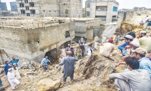 Mother, 3 children killed as under-construction project&rsquo;s wall collapses in Karachi