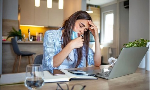 طبی ماہرین نے کووڈ کی طویل المعیاد علامات کی ممکنہ وجہ دریافت کرلی