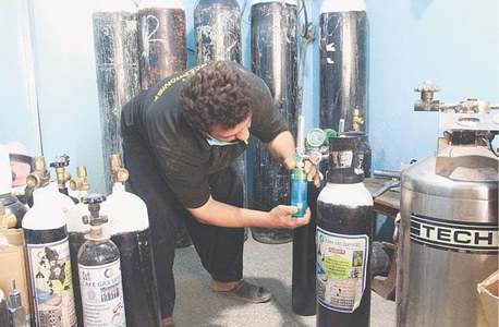 Liquid oxygen cylinders’ prices shoot up amid shortage in Sindh Liquid oxygen cylinders’ prices shoot up amid shortage in Sindh