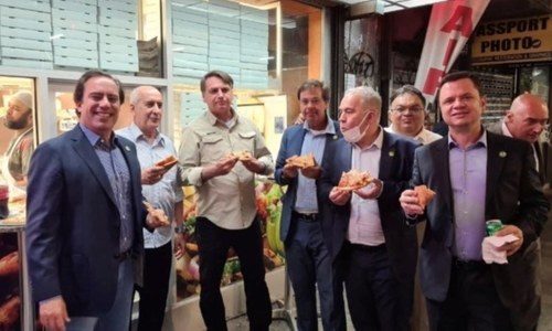Unvaccinated Brazilian President eats pizza on New York sidewalk