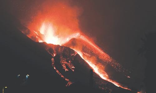 Molten lava blocks as large as buildings falling from La Palma volcano