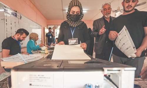 Iraqis vote a year early with little hope for change