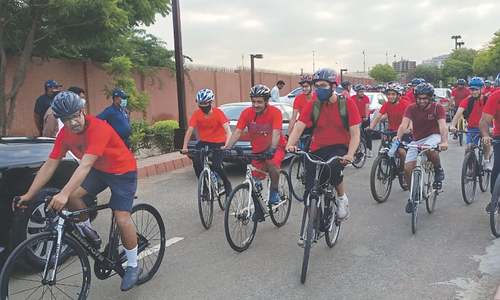 Doctors go on early morning bicycle ride to promote healthy lifestyle Doctors go on early morning bicycle ride to promote healthy lifestyle