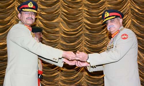 Lt Gen Asim Munir hands over the command of Gujranwala Corps to Lt Gen Muhammad Aamer. — Photo: ISPR