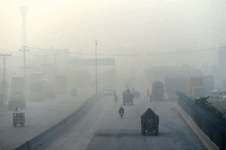 Multiple factors behind early onset of smog in Punjab