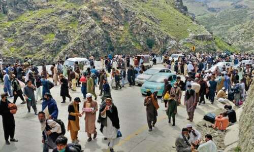 Afghans throng Torkham to enter Pakistan