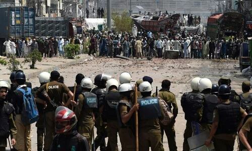 250 activists arrested: Police thwart TLP bid to block city roads in Lahore