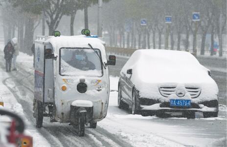 Early-season snow blankets Beijing, northern China