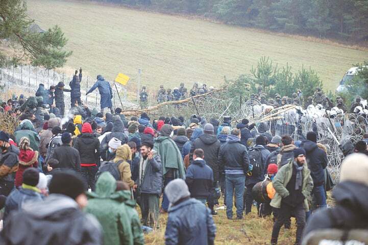 Migrants massing at border with Belarus help, says Poland Migrants massing at border with Belarus help, says Poland