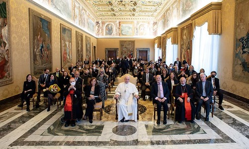 Pope thanks journalists for helping expose Church abuses Pope thanks journalists for helping expose Church abuses