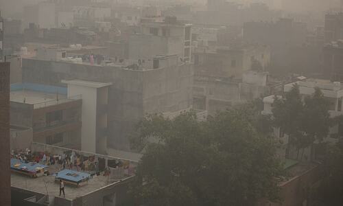 Smog chokes Indian capital as air pollution levels soar