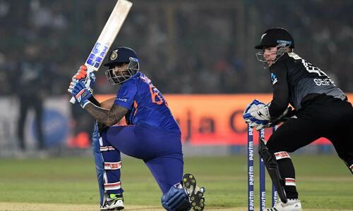 India hold nerve to edge out New Zealand