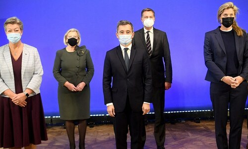 France seeks EU help over migrants, snubs UK