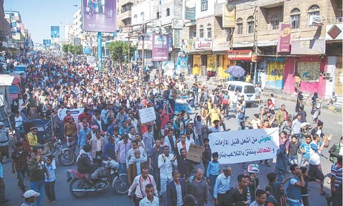 Saudi coalition steps up strikes on Houthi rebels in Yemen