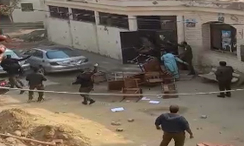 A dozen under-trial prisoners flee Lahore court lock-up as policemen watch on