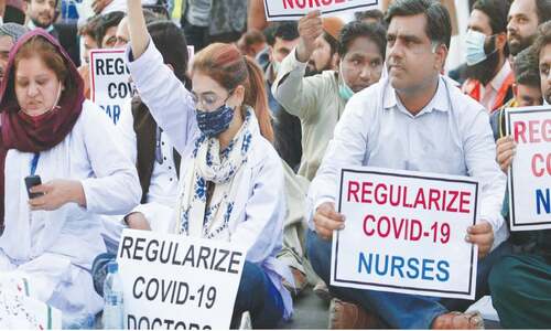 Karachi police stop protesting nurses from marching on CM House Karachi police stop protesting nurses from marching on CM House