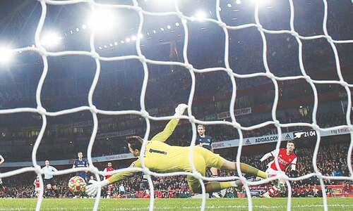 Arsenal thrive despite Aubameyang row as EPL&rsquo;s Covid crisis deepens