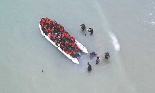 Migrants defy police to make perilous Channel crossing