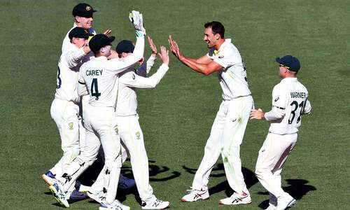 England crumble again to give Aussies complete control England crumble again to give Aussies complete control