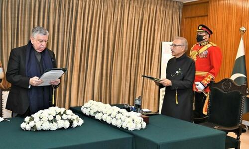 Shaukat Tarin sworn in as finance minister by President Alvi Shaukat Tarin sworn in as finance minister by President Alvi