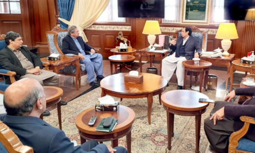 Shafqat Mehmood questions Zardari&rsquo;s &lsquo;eligibility&rsquo; for campaign