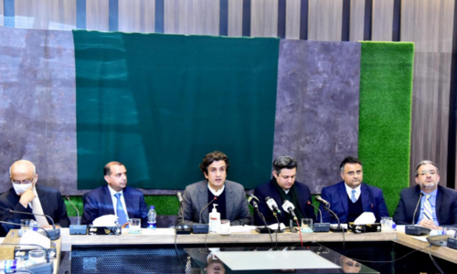 Urea being smuggled to Afghanistan from Sindh, says Khusro Bakhtyar