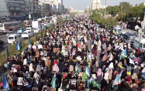 JI women hold sit-in on Karachi's University Road JI women hold sit-in on Karachi's University Road