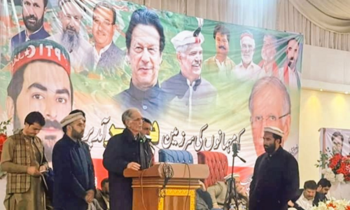 Pervez Khattak warns workers against grouping in Tehreek-i-Insaf