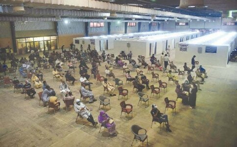 15 more die of Covid as vaccination at Karachi mega centre remains suspended