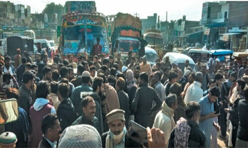 Farmers block road against perennial crisis of urea