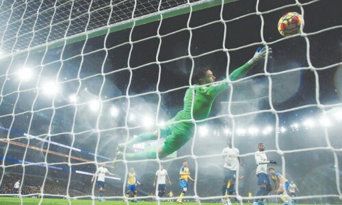 City stay serene in title charge on wild night in EPL