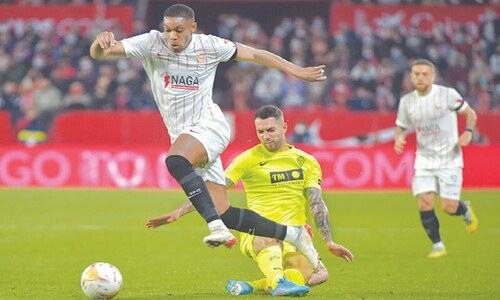 Gomez-inspired Sevilla win to keep pressure on Real