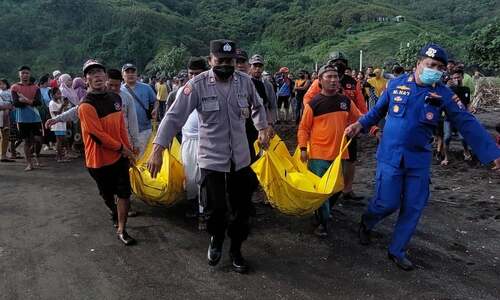 High waves  kill 10 during beach ritual  in Indonesia