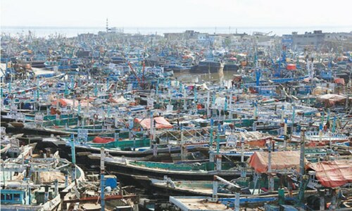 Work at port resumes as fishermen call off channel blockade