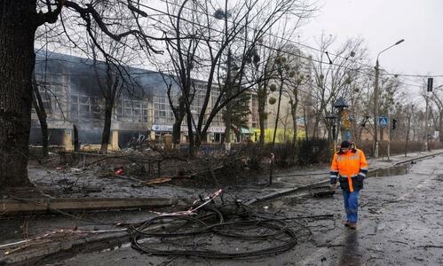 Russia steps up Kyiv strikes, civilians flee Mariupol