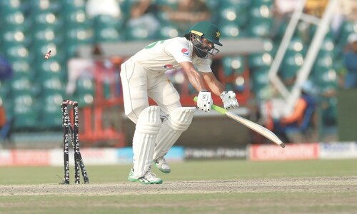 Cummins-Starc reverse swing show wrecks Pakistan in final session