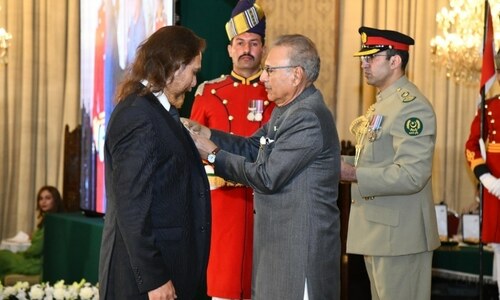Alvi confers civil awards on citizens, foreigners