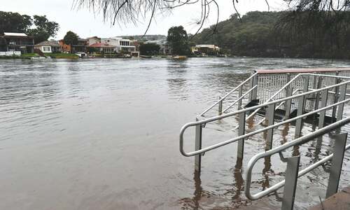 Residents evacuate as floods threaten Sydney suburbs