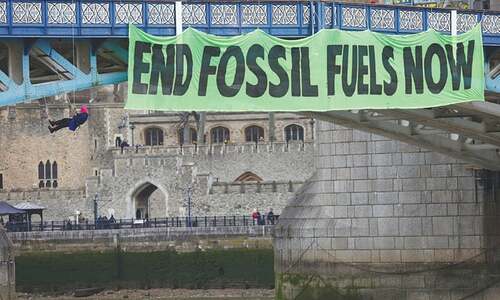 Climate change protesters block London&rsquo;s Tower Bridge