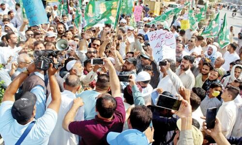 PML-N workers protest against Masjid-i-Nabwi incident