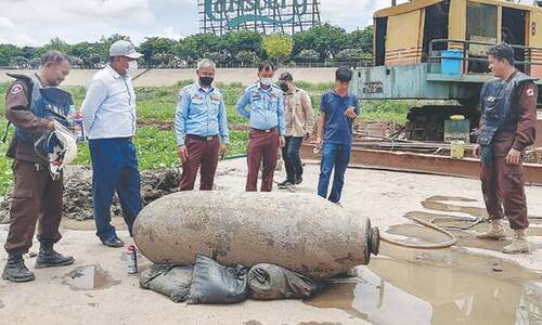 Bomb found in riverbed in front of Cambodian Royal Palace