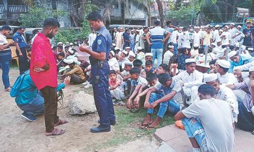 Bangladesh detains 450 Rohingya celebrating Eid on beach