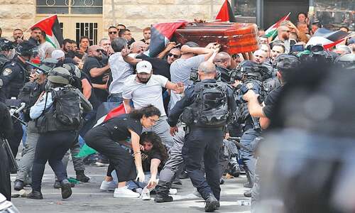 Israeli police attack slain journalist’s pallbearers Israeli police attack slain journalist’s pallbearers