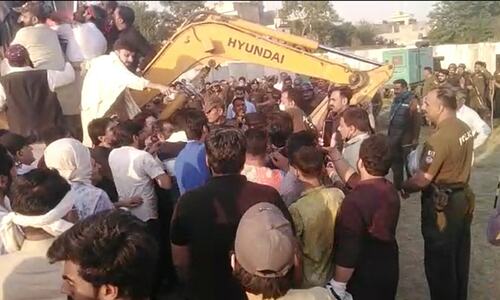 Police interrupt PTI's Sialkot jalsa arrangements, party says Usman Dar arrested