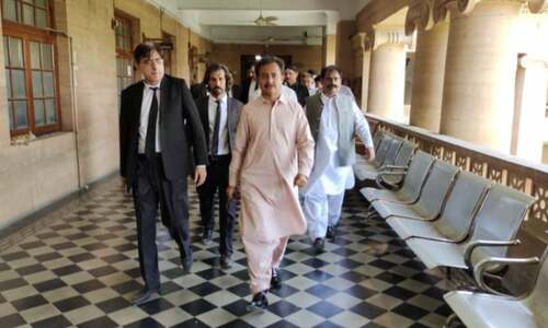 Sindh opposition leader Haleem Adil Sheikh&rsquo;s house raided at night